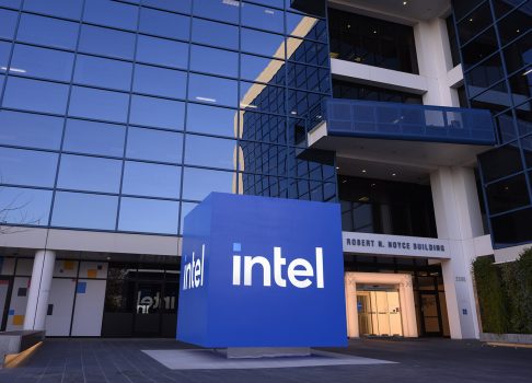 Акционеры Intel подали в суд на бывшего и нынешнего руководителей из-за заявлений о Foundry Services