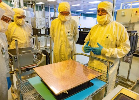 Intel меняет стратегию: компания будет продавать лицензии на свои стеклянные подложки