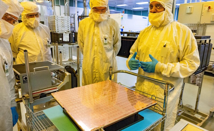 Intel меняет стратегию: компания будет продавать лицензии на свои стеклянные подложки