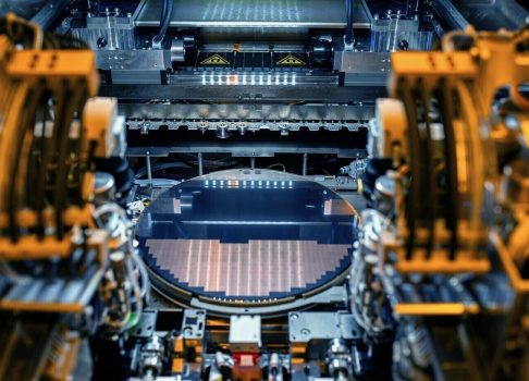 Intel меняет стратегию: меньше риска, больше партнерства в освоении нового техпроцесса 14A