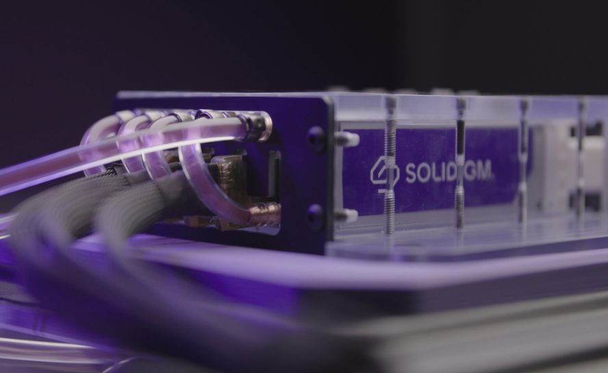 Solidigm представила первый в мире SSD с жидкостным охлаждением для серверов без вентиляторов