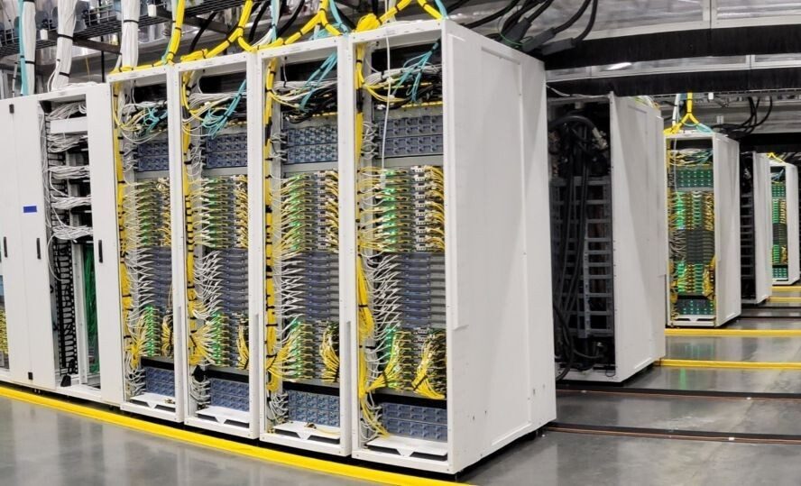 Microsoft строит самый мощный ИИ-центр в мире: дата-центр Fairwater с сотнями тысяч GPU NVIDIA