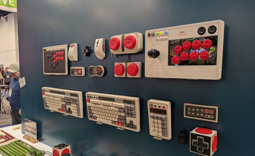 8bitDo на CES показала мост между эпохами: современные геймпады для классических консолей