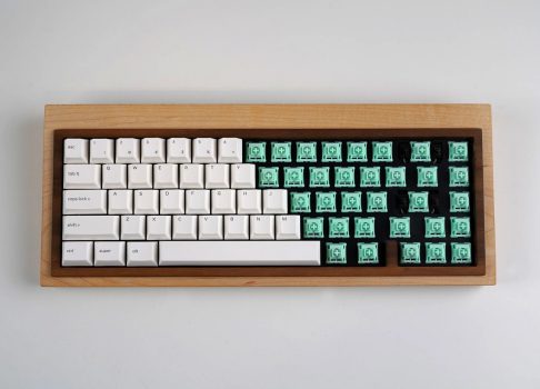 CannonKeys представила Wood Bakeneko65 — кастомную механическую клавиатуру из дерева за $380