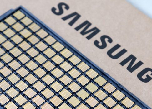 Samsung перерабатывает архитектуру питания HBM4E для повышения эффективности памяти в ИИ-ускорителях
