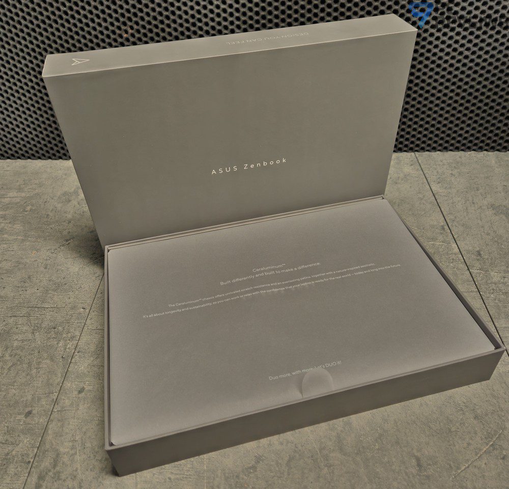 ASUS Zenbook DUO в защитном бумажном транспортировочном пакете внутри коробки.