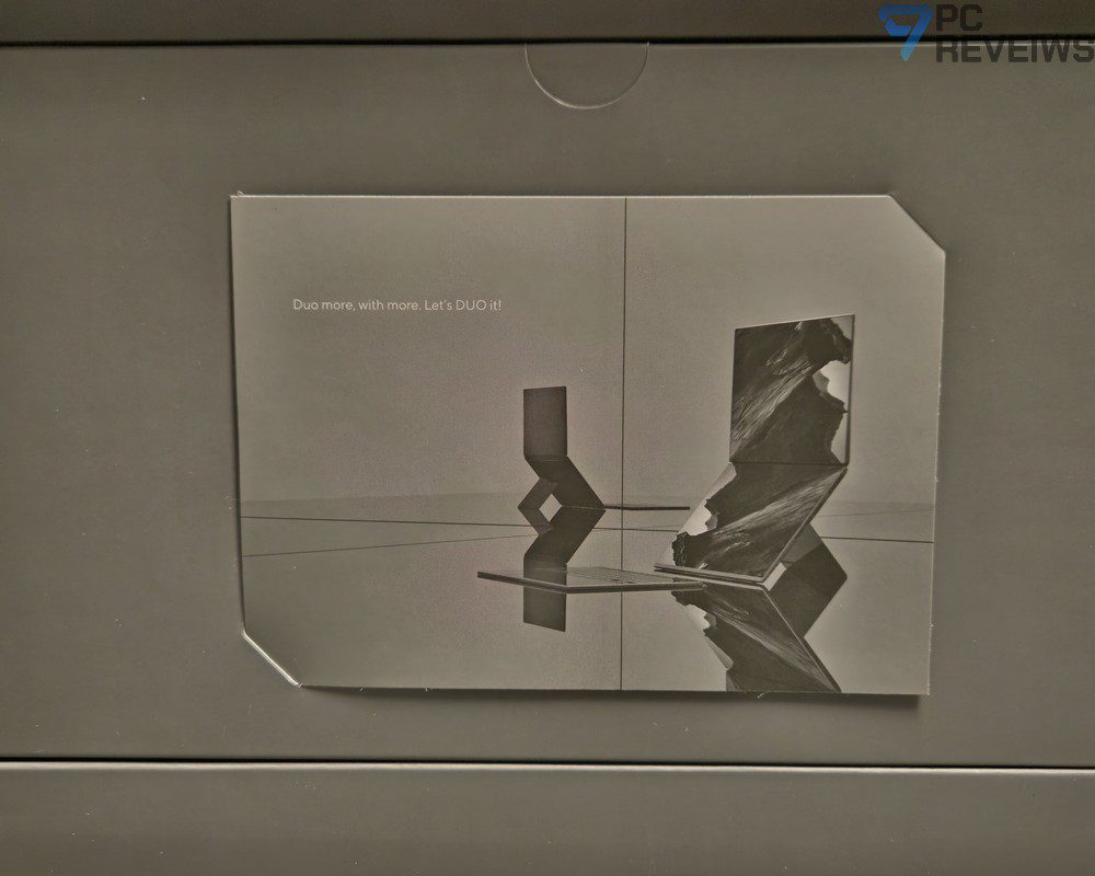 Комплектация ASUS Zenbook DUO: фирменная открытка, документация и аксессуары в отдельных отсеках упаковки.