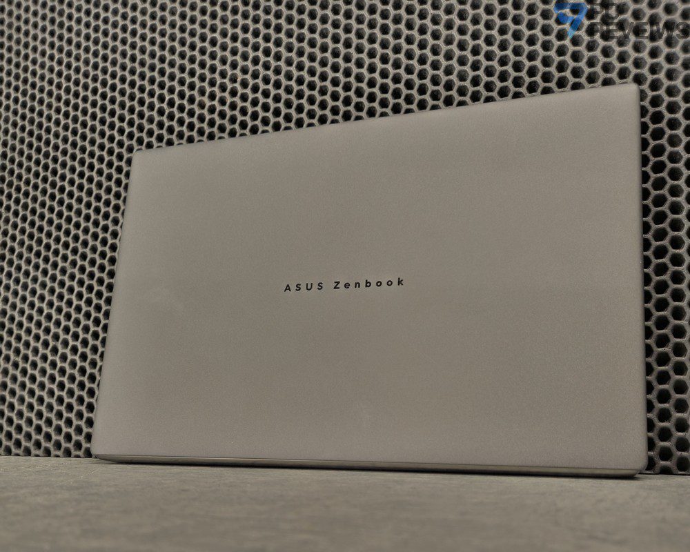 Корпус ASUS Zenbook DUO из фирменного материала Ceraluminum с повышенной прочностью и защитой от износа.