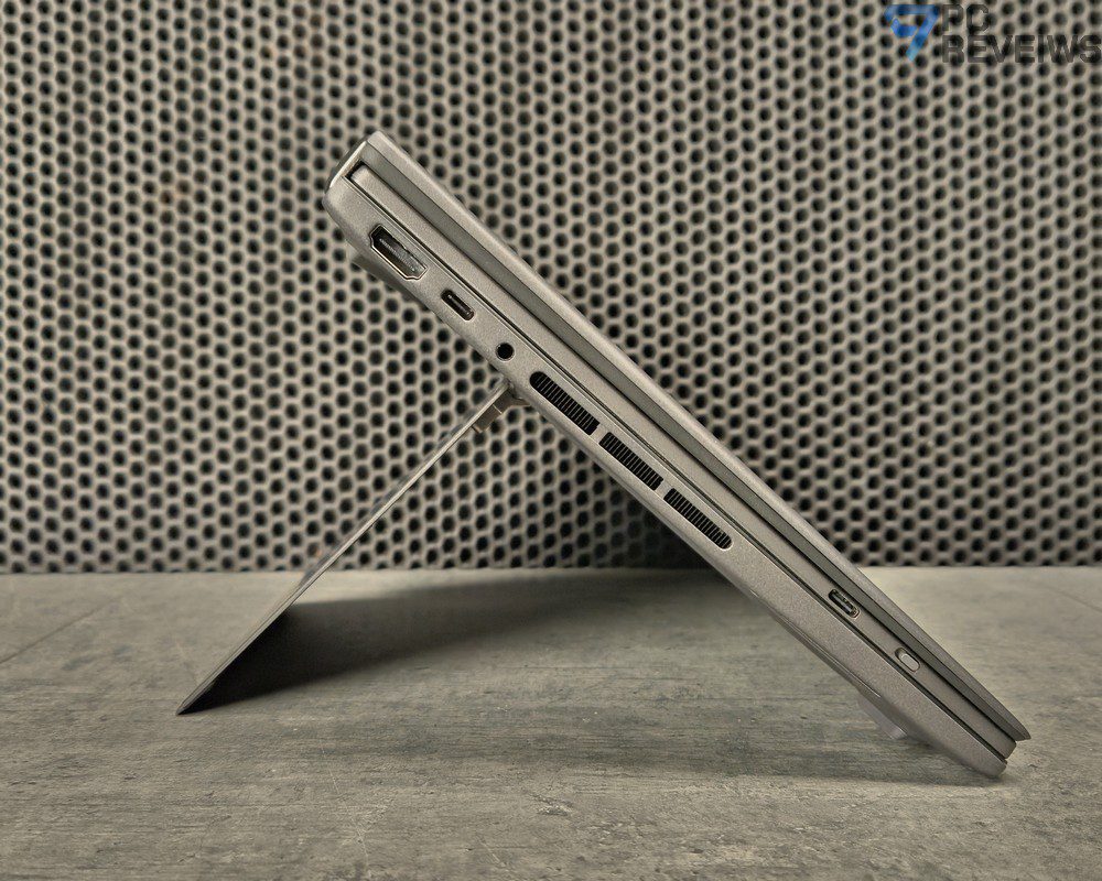 ASUS Zenbook DUO с полностью раскрытой подставкой и максимальным углом установки.