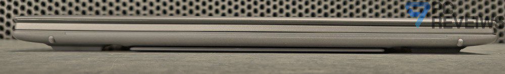 Фронтальный ракурс ASUS Zenbook DUO в двухэкранном режиме работы.