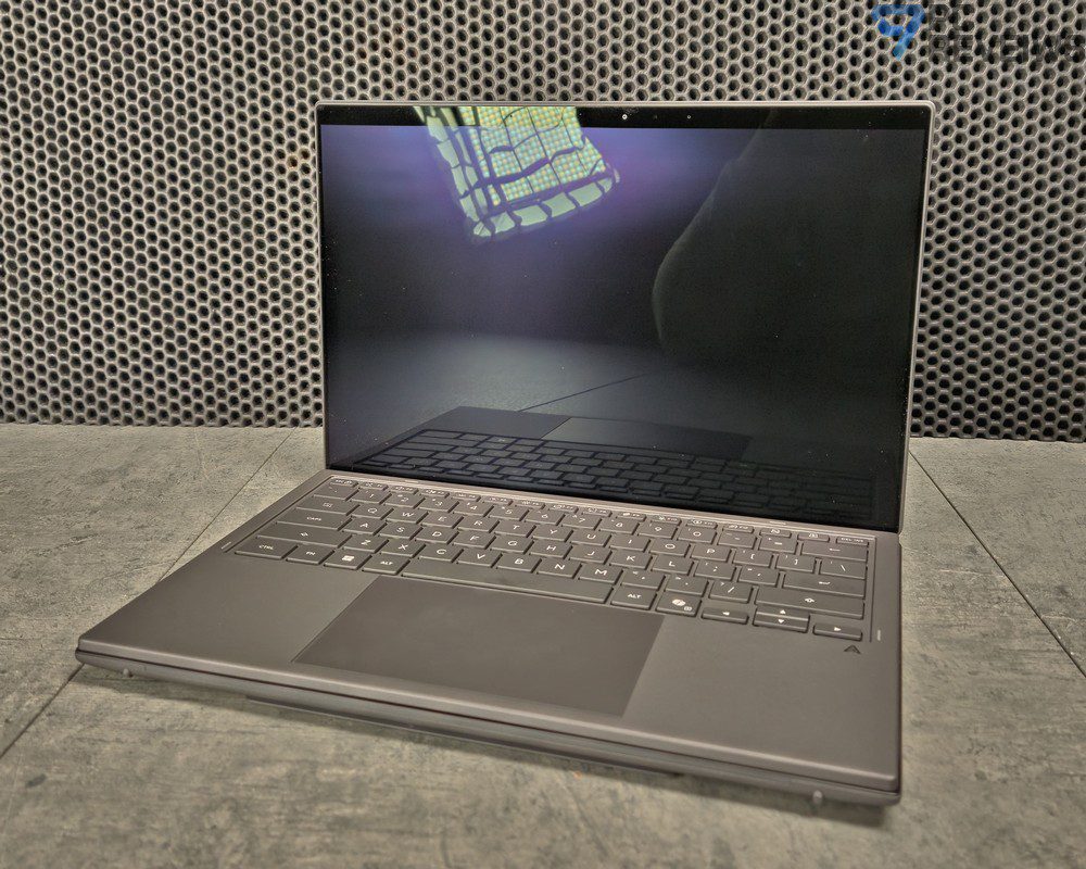 Основная рабочая область ASUS Zenbook DUO со съемной клавиатурой и вторым OLED-дисплеем.