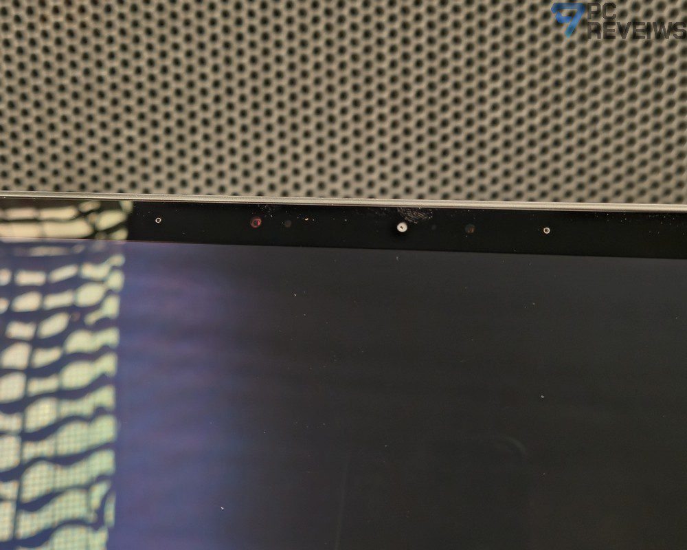 Веб-камера ASUS Zenbook DUO с ИК-сенсорами Windows Hello и массивом микрофонов.