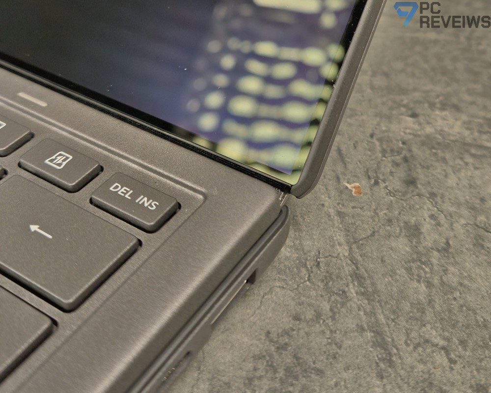 Тонкие рамки OLED-дисплея ASUS Zenbook DUO вокруг экрана ноутбука.
