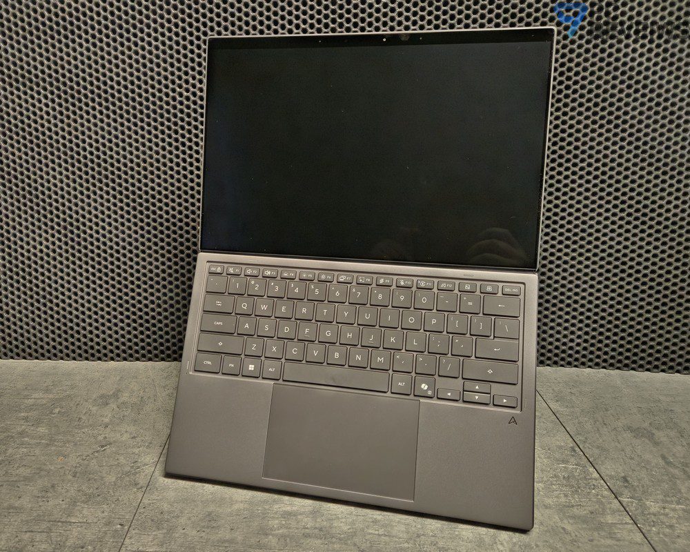 ASUS Zenbook DUO в вертикальном режиме работы с подключенной клавиатурой.