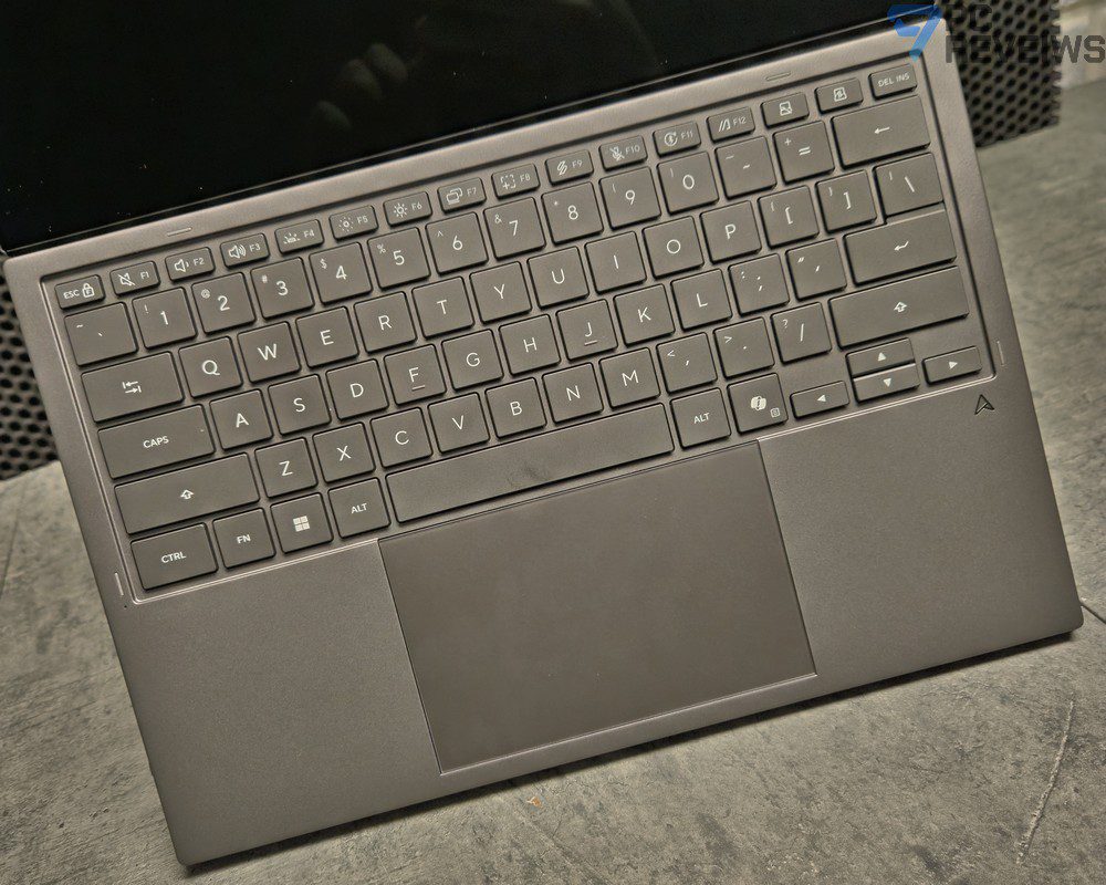 Крупный тачпад ErgoSense ASUS Zenbook DUO с поддержкой жестового управления.