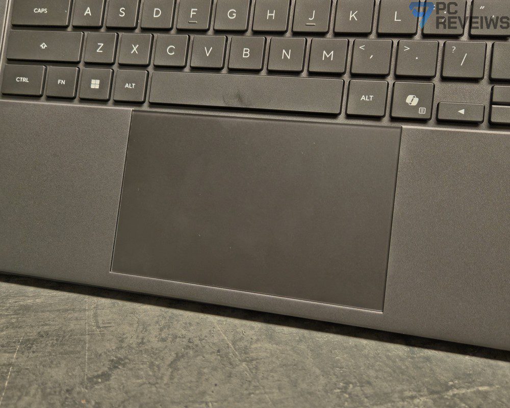 Стеклянная поверхность тачпада ASUS Zenbook DUO с плавным скольжением.