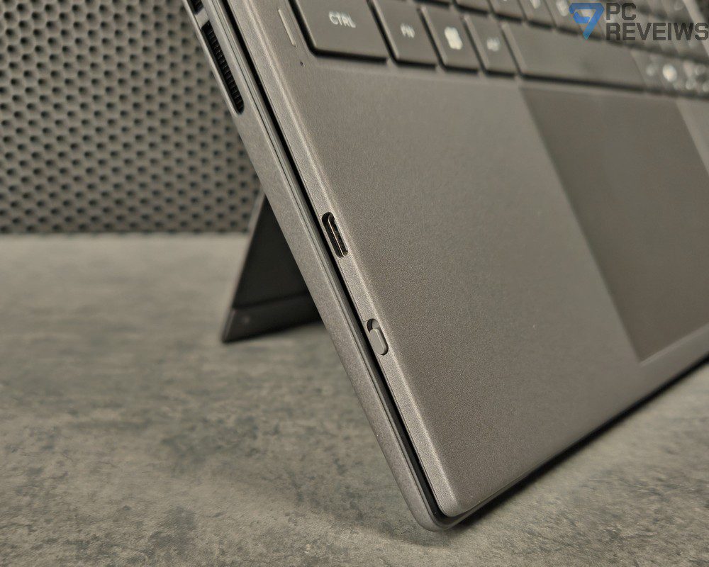 USB Type-C и переключатель режимов работы на съемной клавиатуре ASUS Zenbook DUO.