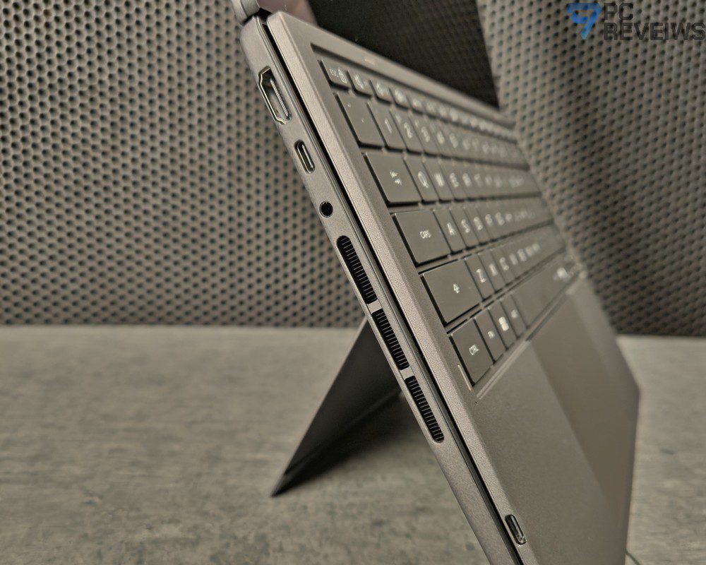 Радиатор системы охлаждения ASUS Zenbook DUO внутри тонкого корпуса ноутбука.