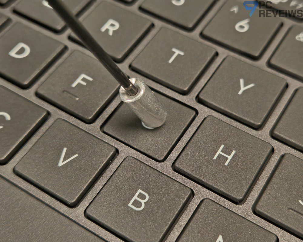 Клавиатура ASUS Zenbook DUO с усиленной конструкцией и эксимерным покрытием клавиш.
