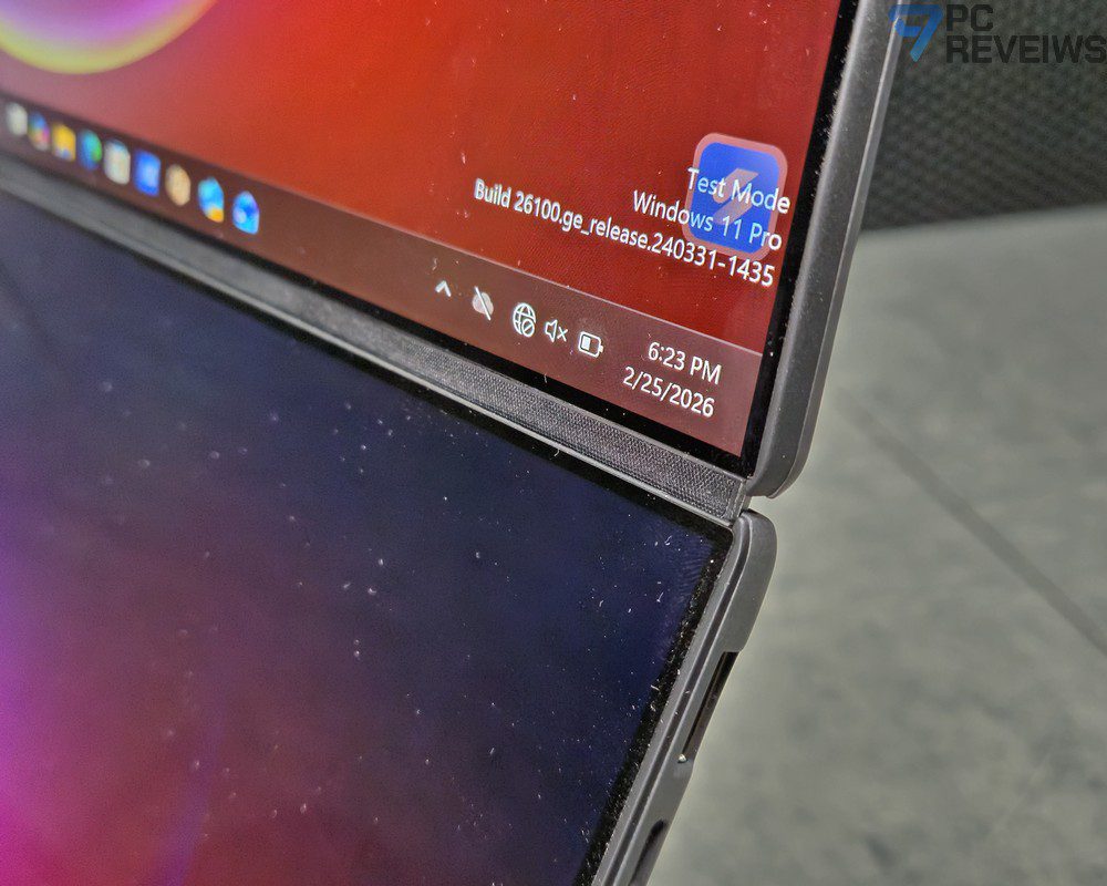 Внутренняя часть скрытого шарнира ASUS Zenbook DUO с защитными панелями.