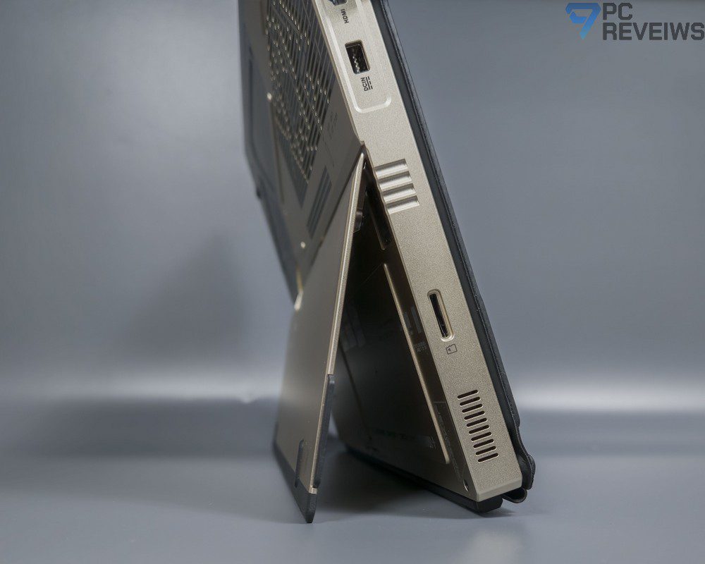 ROG Flow Z13-KJP с раскрытой встроенной подставкой в рабочем положении
