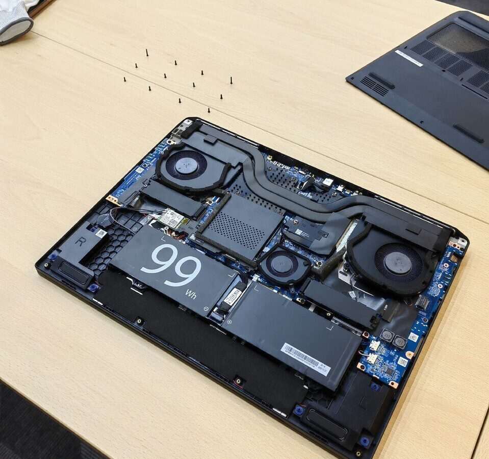 Ноутбук XMG PRO 18 со снятой задней крышкой