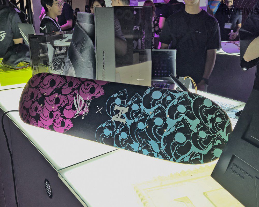 Крупный план корпуса ROG Strix Nyjah Huston Special Edition с уникальной графикой и дизайнерскими элементами