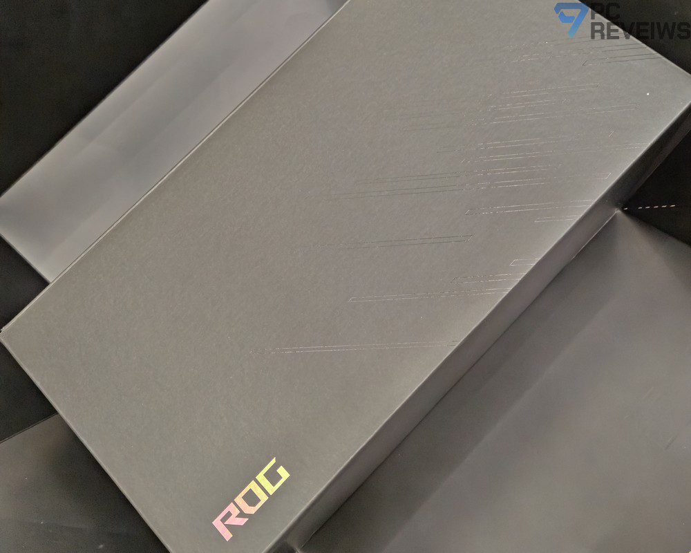 Упаковка ASUS ROG Astral LC GeForce RTX 5090 с логотипом ROG и информацией о 32 ГБ видеопамяти