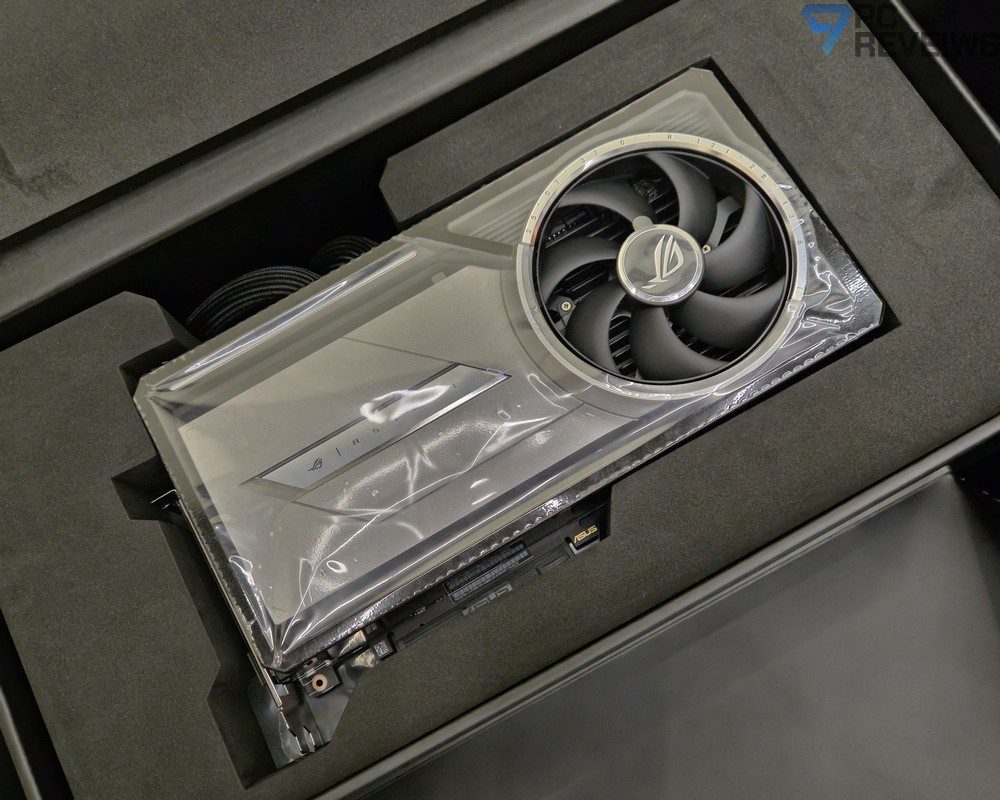 Комплектация ROG Astral LC RTX 5090: переходник питания 16-pin на 4x8-pin, держатель видеокарты, стяжки и магнит ROG