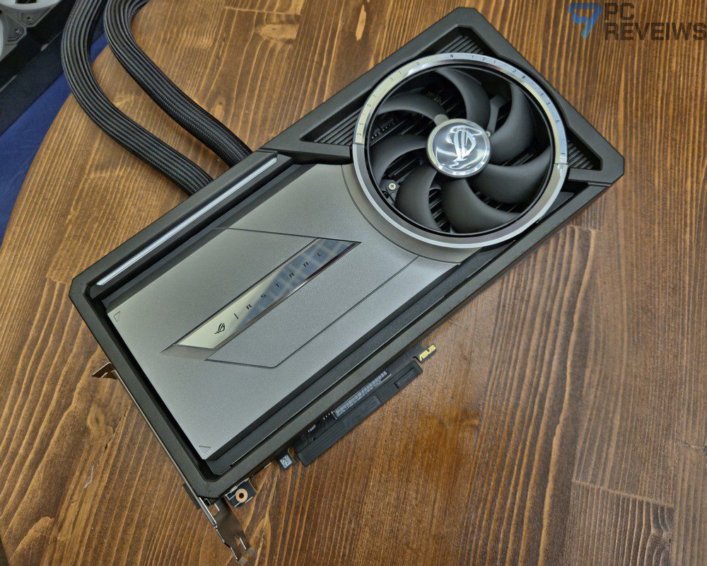 Внешний вид ASUS ROG Astral LC RTX 5090: двухслотовый дизайн, матовая отделка, декоративное кольцо и ARGB-подсветка