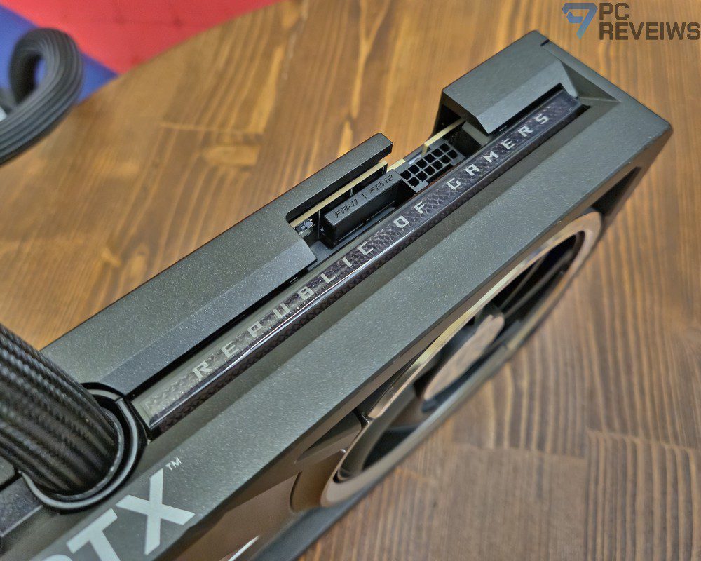 Переключатель Dual BIOS на видеокарте ROG Astral LC RTX 5090 для выбора между Performance и Quiet режимами