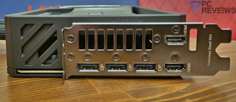 Набор видеовыходов ROG Astral LC RTX 5090: три DisplayPort 2.1b и два HDMI 2.1b для многомониторных систем