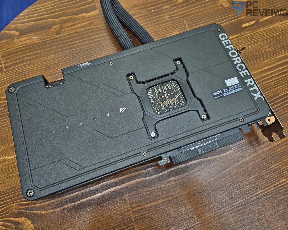 Металлический бэкплейт ASUS ROG Astral LC RTX 5090, повышающий жесткость и защищающий печатную плату