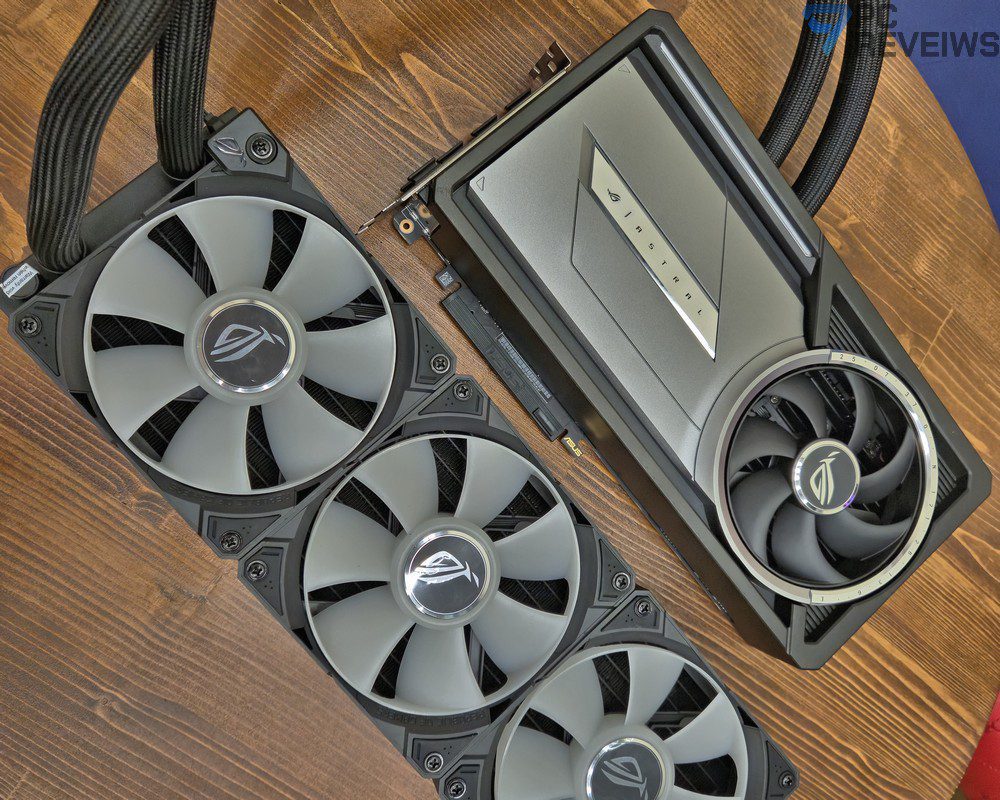 360-мм радиатор жидкостного охлаждения ASUS ROG Astral LC RTX 5090 с тремя вентиляторами для отвода тепла от GPU