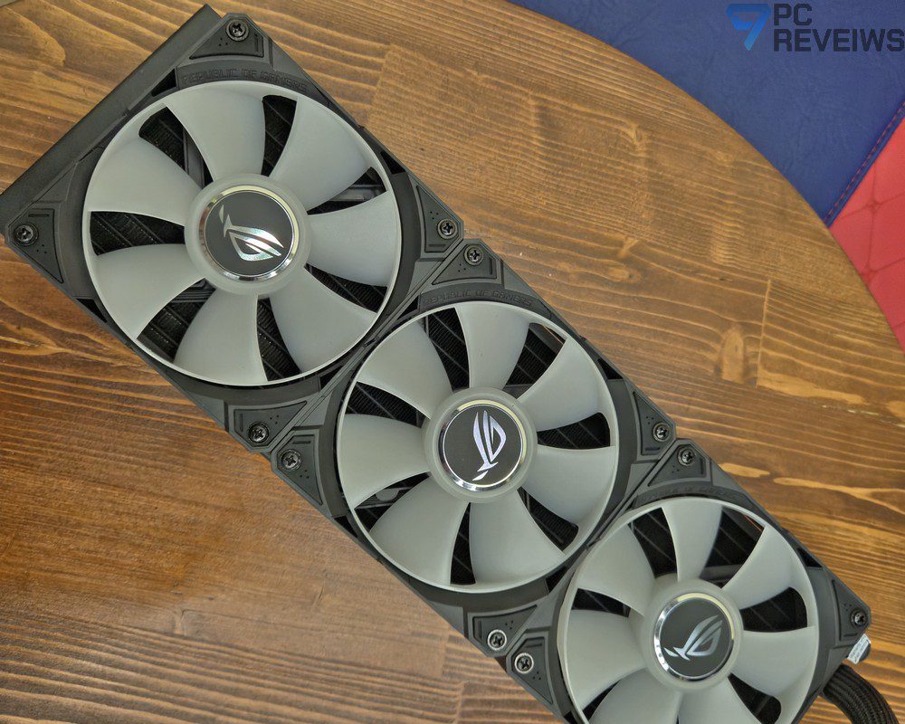 360-мм радиатор жидкостного охлаждения ASUS ROG Astral LC RTX 5090 с тремя вентиляторами для отвода тепла от GPU