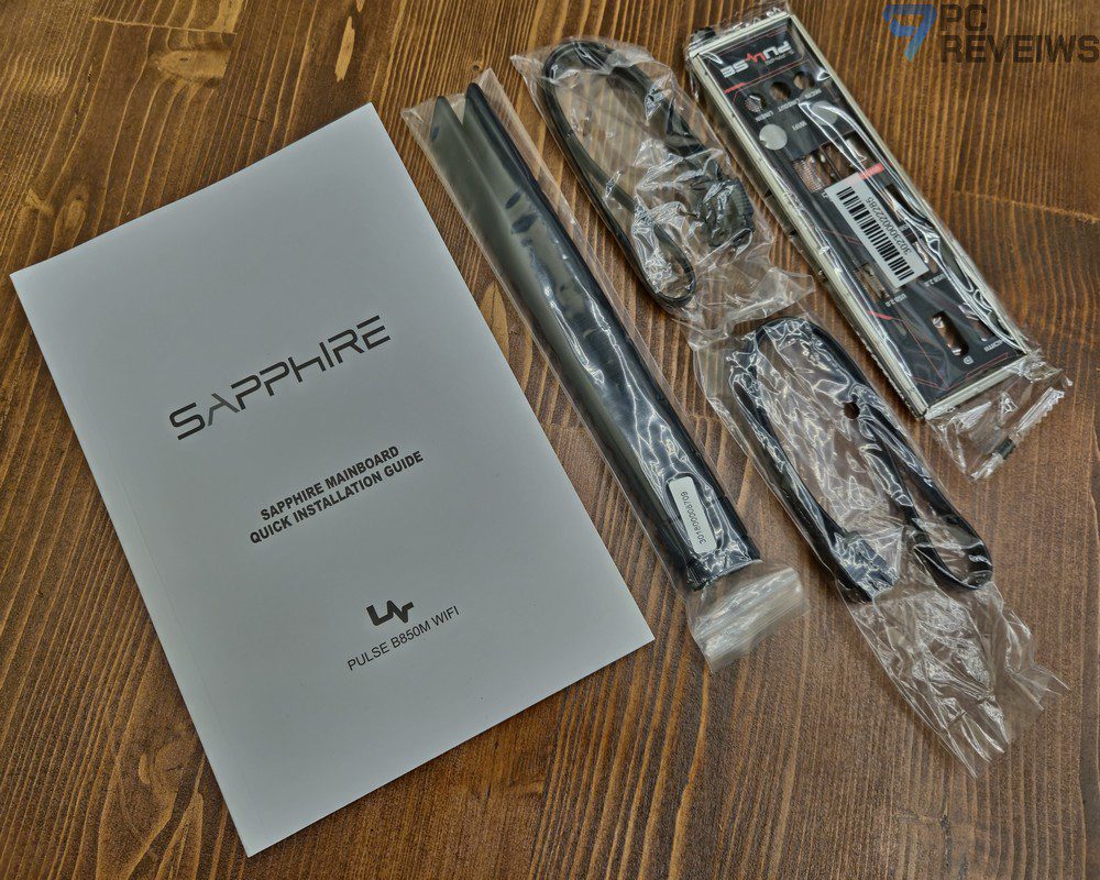 Комплект поставки Sapphire PULSE B850M WIFI: SATA-кабели, Wi-Fi антенны, заглушка интерфейсной панели и документация.