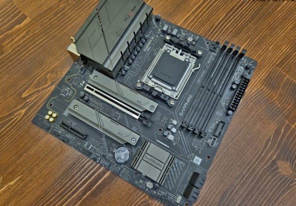 Внешний вид Sapphire PULSE B850M WIFI с массивными радиаторами системы питания и двумя радиаторами M.2.