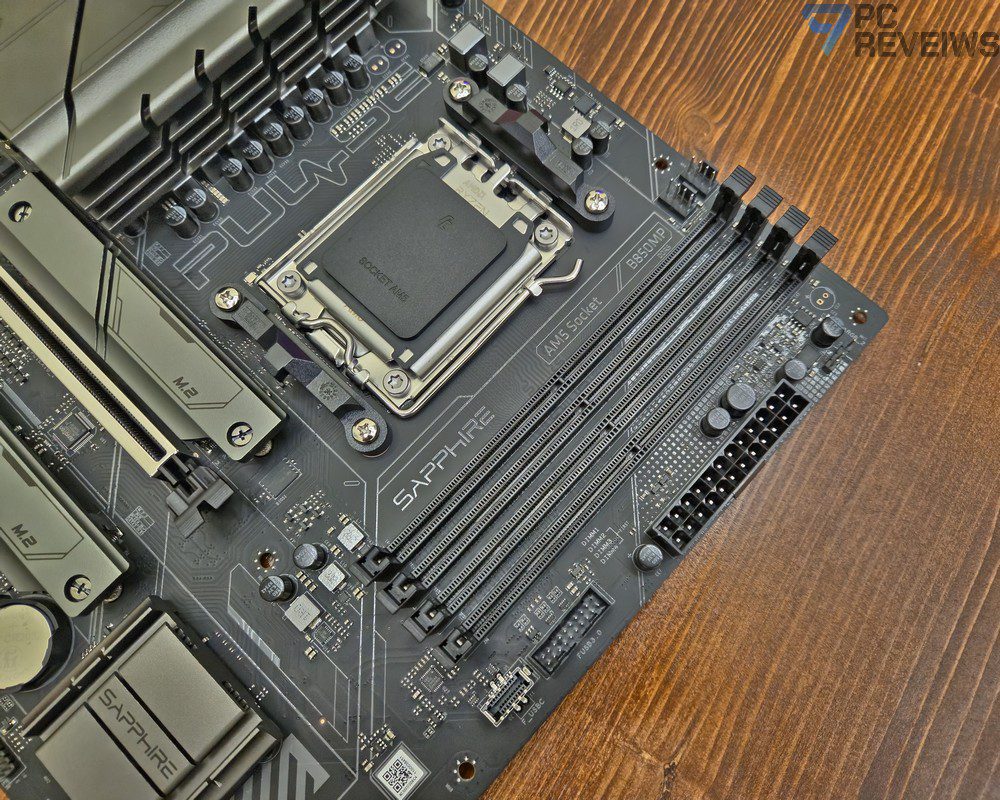 Четыре слота DDR5 DIMM на материнской плате Sapphire PULSE B850M WIFI.