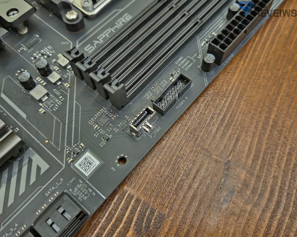 Внутренние разъёмы USB, фронтальной панели и диагностические индикаторы Sapphire PULSE B850M WIFI.
