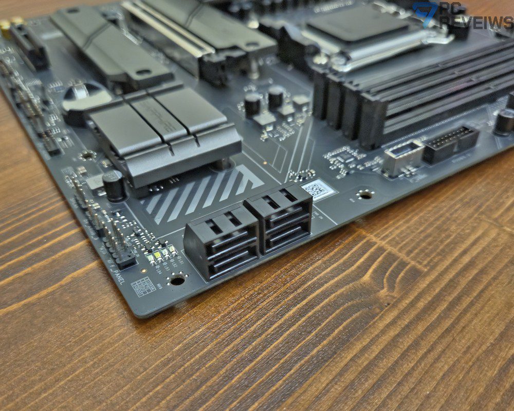 Четыре угловых порта SATA 6 Гбит/с на материнской плате Sapphire PULSE B850M WIFI.