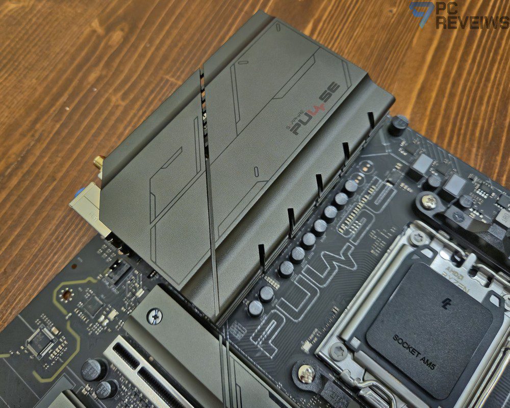 Массивный алюминиевый радиатор подсистемы питания VRM материнской платы Sapphire PULSE B850M WIFI.