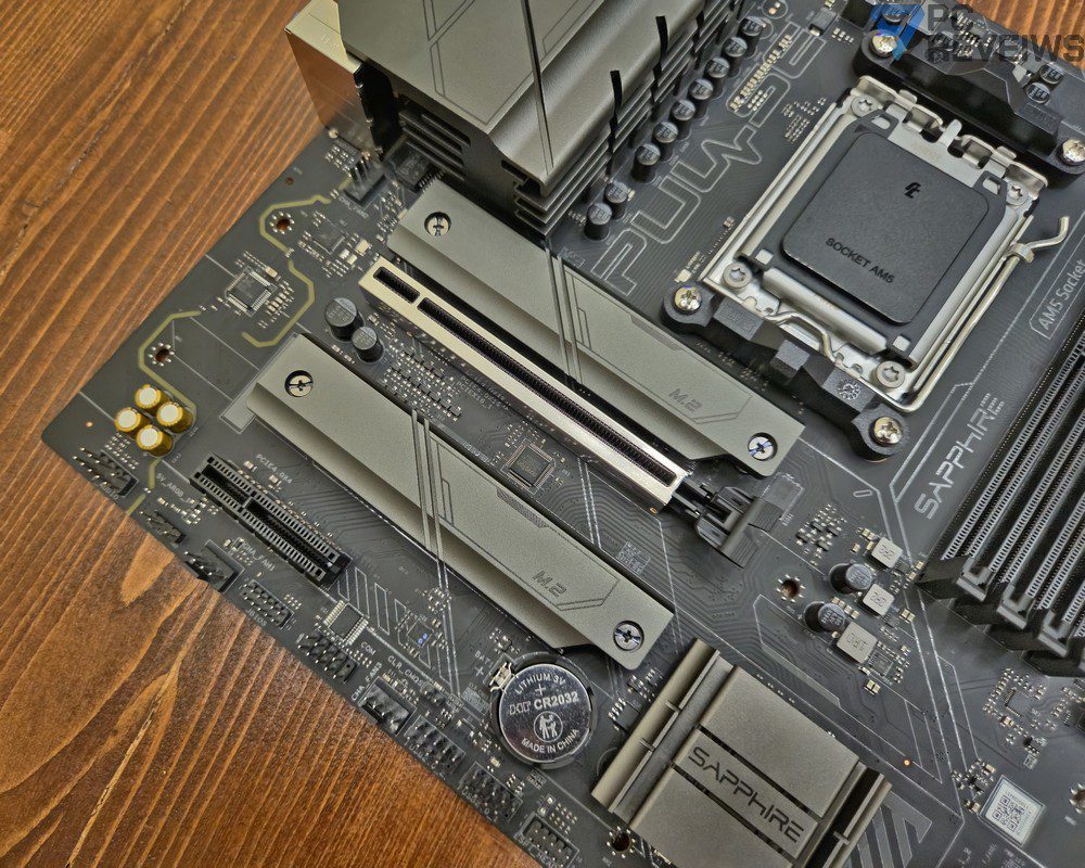 Основной слот PCI Express 4.0 x16 с металлическим усилением на Sapphire PULSE B850M WIFI.