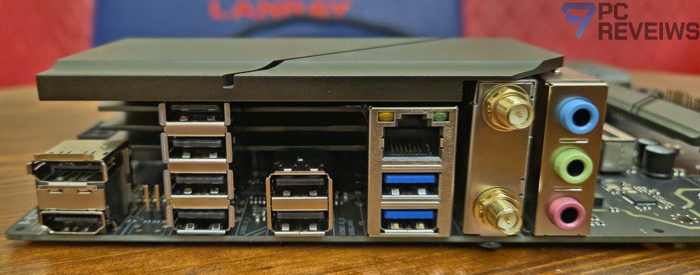 Задняя панель Sapphire PULSE B850M WIFI с USB, HDMI, DisplayPort, Ethernet 2.5G и аудиоразъёмами.