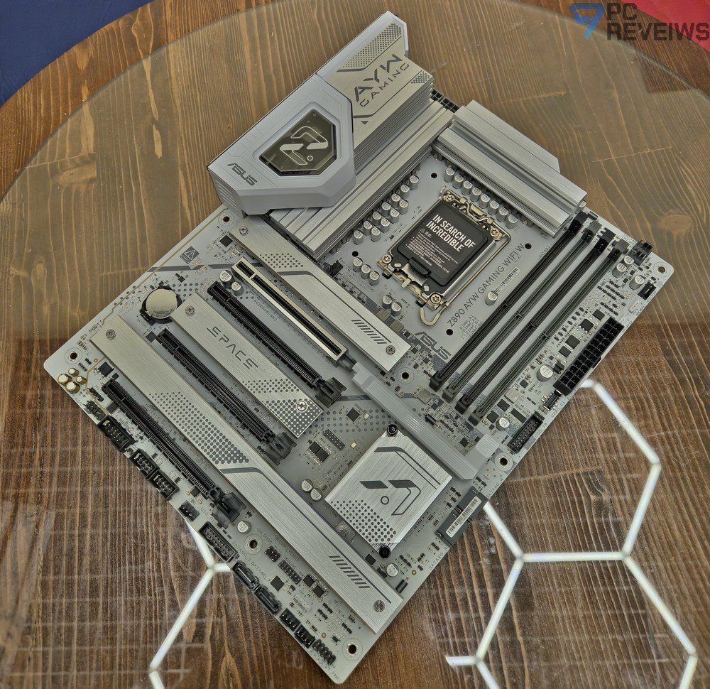 Общий вид материнской платы ASUS Z890 AYW GAMING WIFI W с белой печатной платой и серебристыми радиаторами.