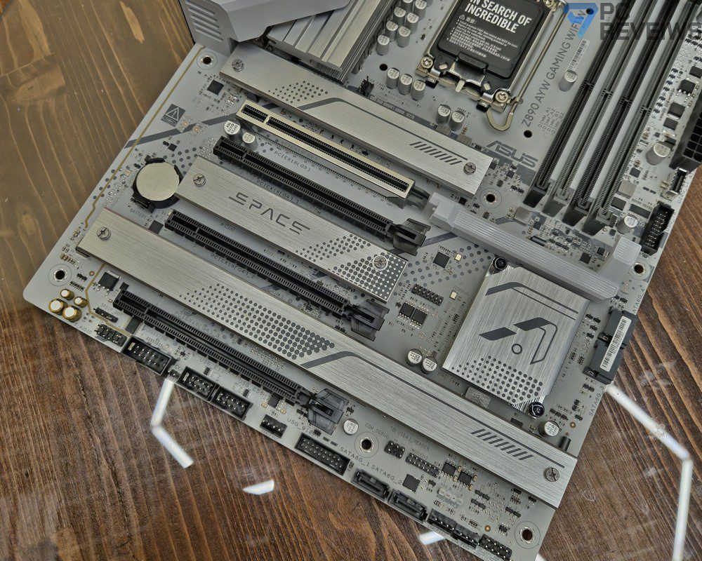 Слот PCIe 5.0 x16 с технологией SafeSlot и механизмом Q-Release.