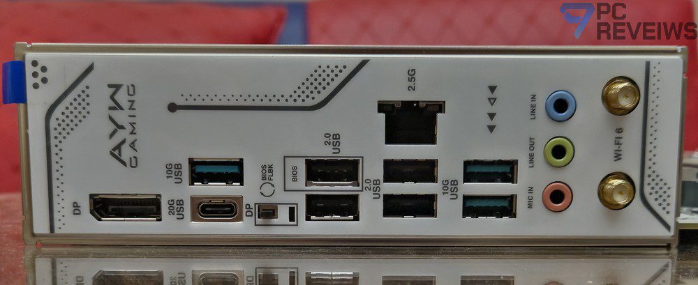 Интерфейсная панель ASUS Z890 AYW GAMING WIFI W с USB-C, DisplayPort, Wi-Fi 6 и Ethernet 2.5G.