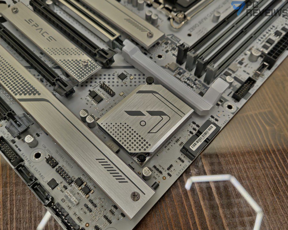 24-pin ATX и два 8-pin EPS для питания процессора на ASUS Z890 AYW GAMING WIFI W.