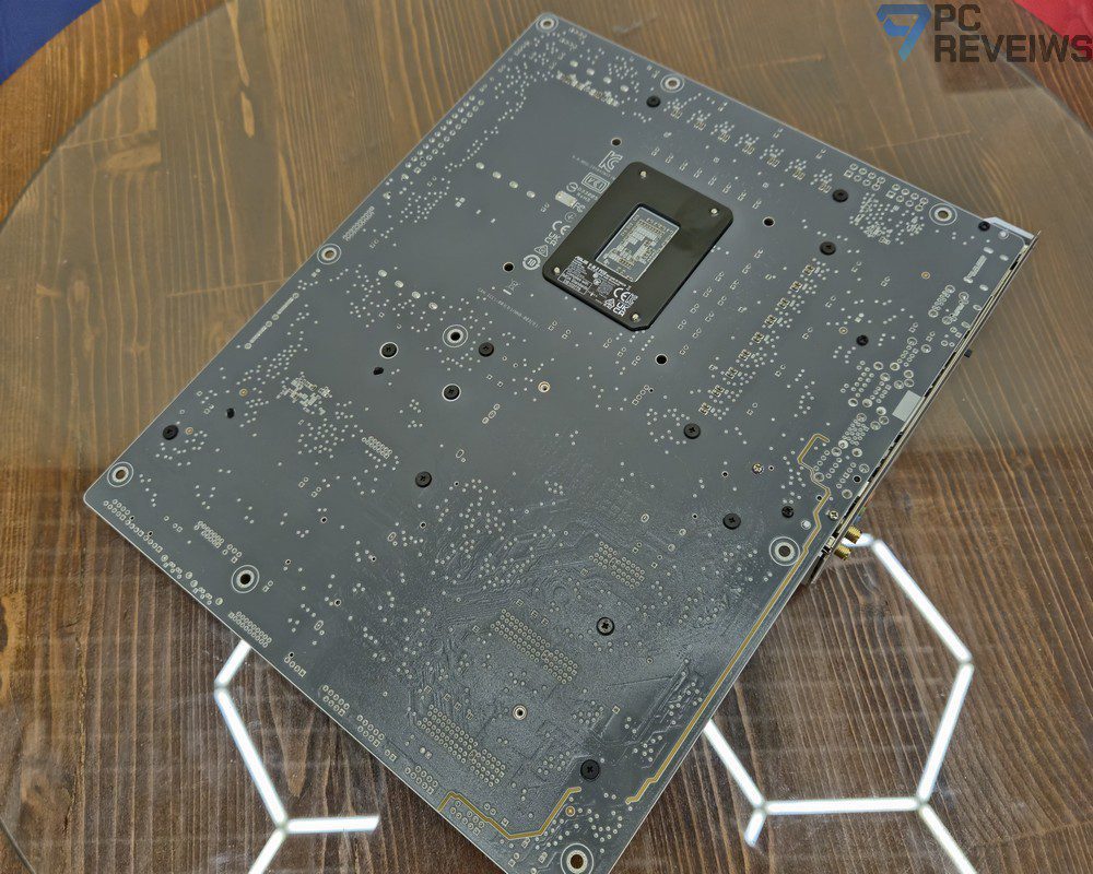 Тыльная сторона ASUS Z890 AYW GAMING WIFI W с шестислойной печатной платой.