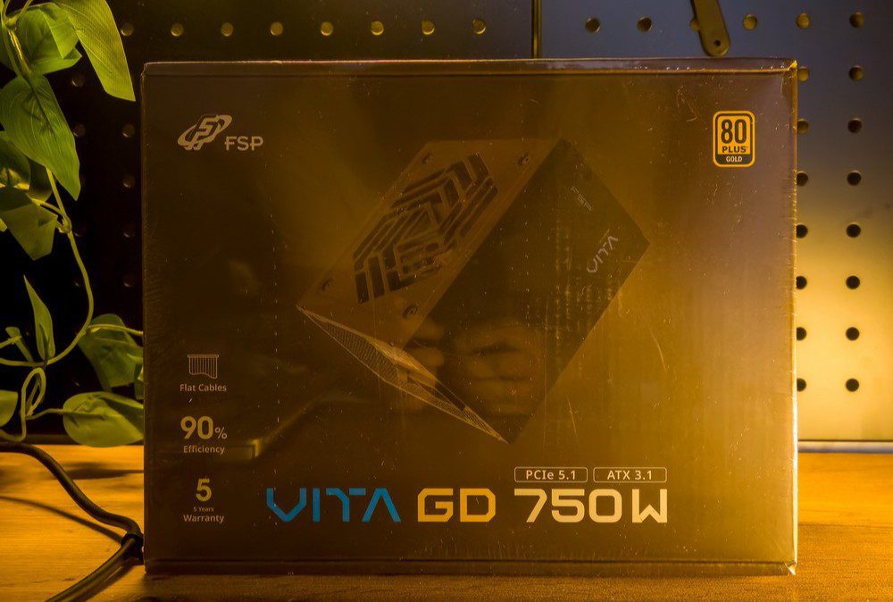 Блок питания FSP VITA BD 750W в оригинальной упаковке с изображением устройства и основными характеристиками