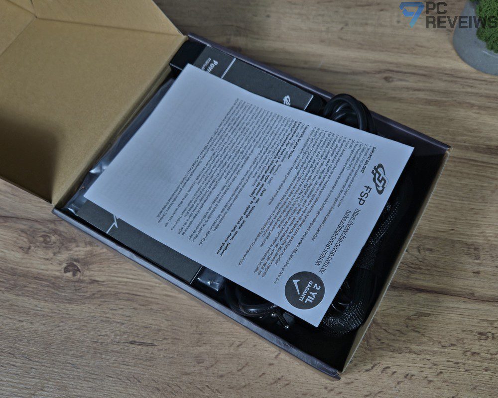 Комплект FSP VITA BD 750W в упаковке: блок питания, документация и аксессуары